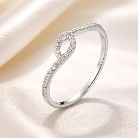 Anel de Prata Aparador Oval com Zircônias Cristal