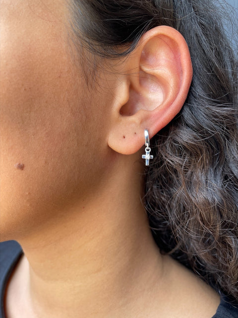 Brinco de Prata Argola com Pingente de Cruz em Zircônia